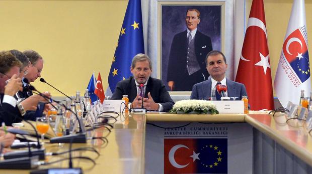 El ministro de Turquía para la Unión Europea, Omer Celik, en la comisión europea para la politica de la vecindad