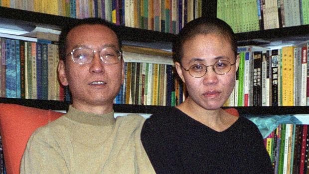 El Nobel chino de la Liu Xiaobo junto a su mujer Liu Xia en una fotografía de 2002