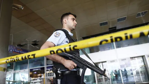 Un policía acordona una zona del aeropuerto internacional de Atatürk en 2016