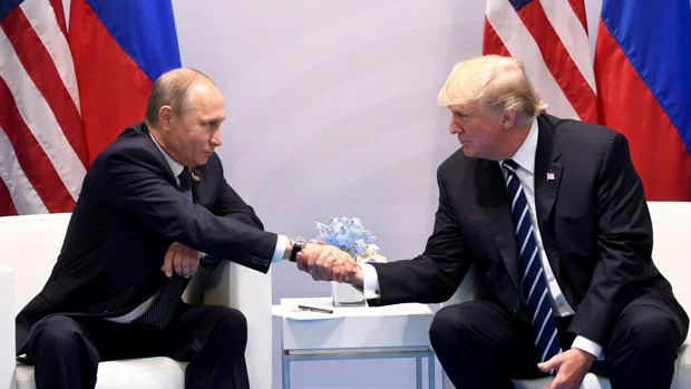 Trump y Putin se estrecharon la mano por unos segundo ante las cámaras