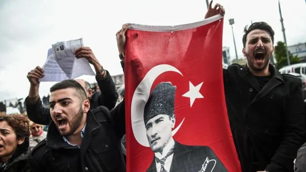 Partidarios del Partido Republicano del Pueblo sujetan una bandera de Mustafa Kemal Ataturk durante una manifestación