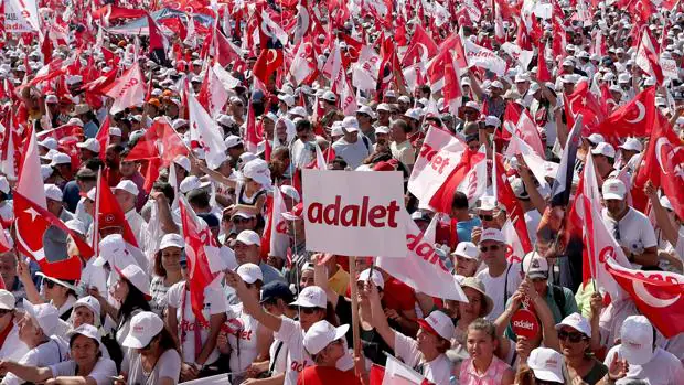 Seguidores del opositor Partido Republicano del Pueblo reclaman «justicia» tras la marcha de Ankara hasta Estambul