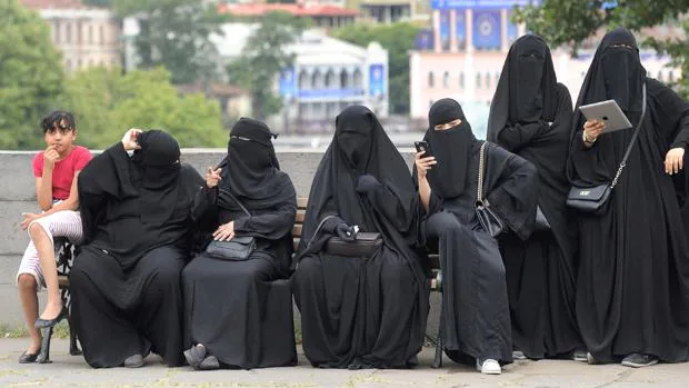 Un grupo de mujeres con niqab