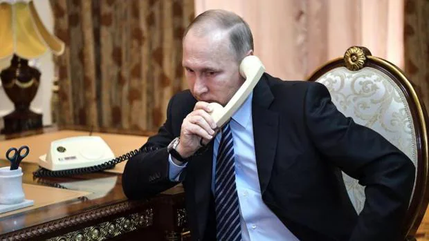 Vladimir Putin, presidente de Rusia, realiza una llamada telefónica