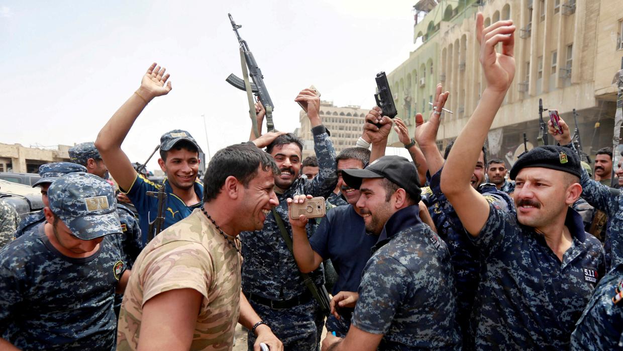 Miembros de la Policía Federal celebran la caída de Mosul entre las ruinas de la Ciudad Vieja