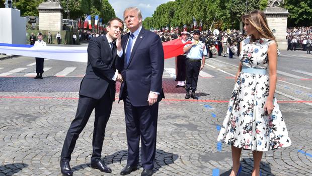 Trump dedica a Macron un apretón de manos de 30 segundos en mitad de los Campos Elíseos
