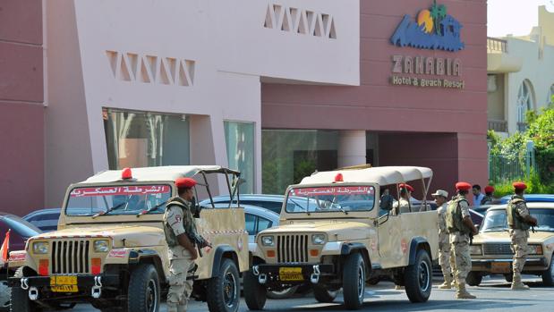 Miembros del ejército egipcio montan guardia frente a una de las entradas de las playas privadas de un hotel donde se produjo el ataque a unos turistas, en Hurgada