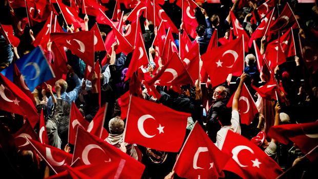 Miembros de la comunidad turca conmemoran el primer aniversario del fracaso del golpe de estado turco