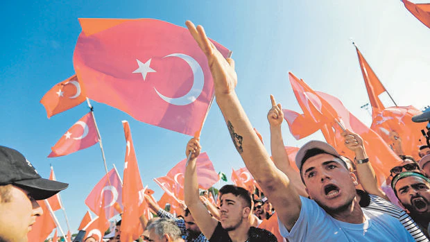 Seguidores de Erdogan ondean banderas turcas en la manifestación celebrada ayer en Estambul