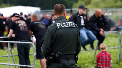 Un agente vigila en el Festival Rock Contra la Dominación Extranjera, en Themar