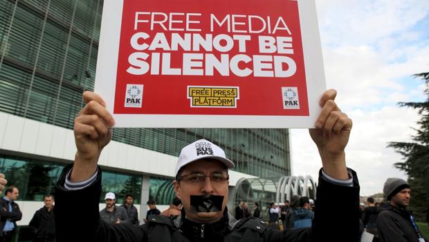 Este año se han sucedido las protestas contra el arresto de periodistas y el cierre de medios acusados de ser seguidores de Fetula Gülen