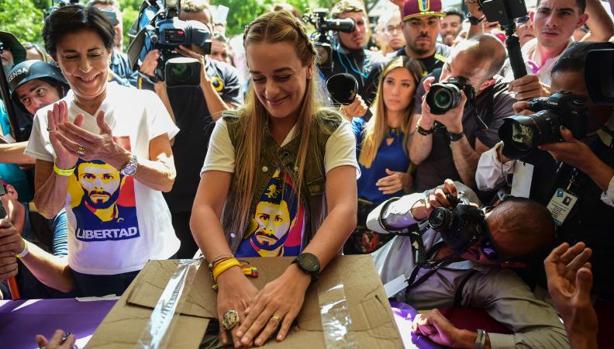 La participación masiva en el plebiscito contra la Constituyente pone en jaque a Maduro