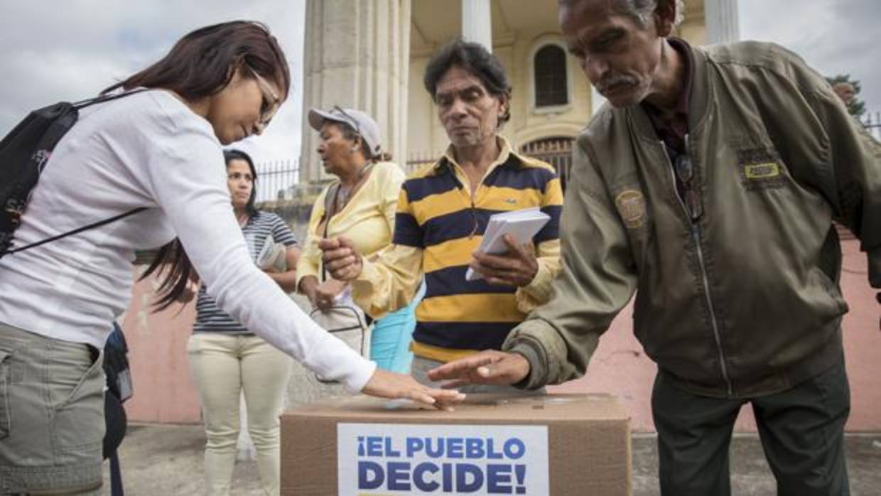 Ciudadanos asisten a la consulta popular del domingo 16 de julio de 2017 en Caracas