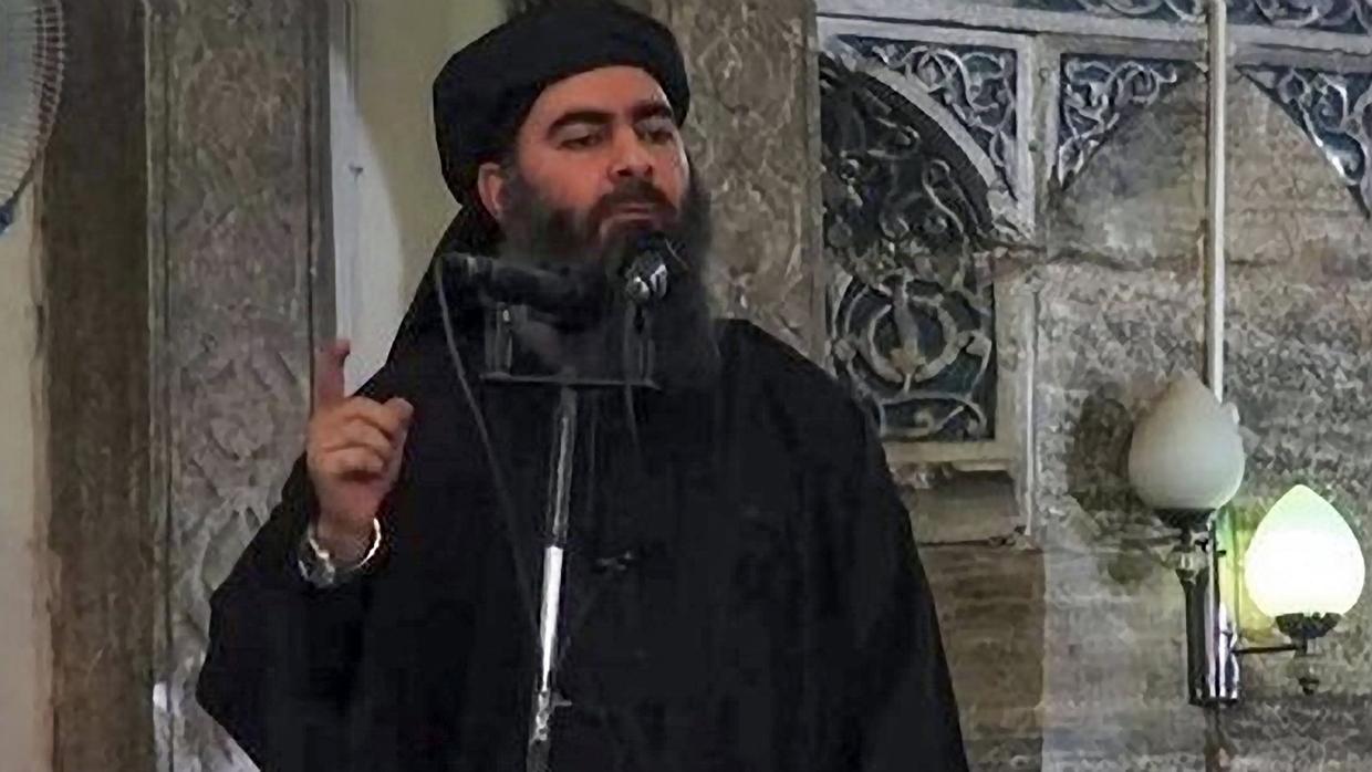 Fotograma de un vídeo facilitado por el Estado Islámico que muestra a Abu Bakr al Baghdadi, dando un discurso