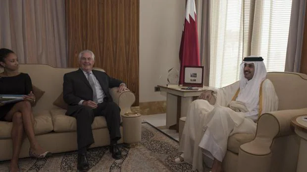 El secretario de estado de EE.UU, Rex Tillerson se reunió con el emir de Qatar, para intentar desbloquear la crisis diplomática del golfo Pérsico