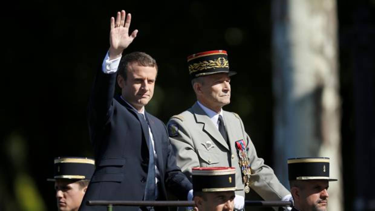 El presidente de Francia, Emmanuel Macron, y el jefe deEstado Mayor, Pierre de Villiers, el pasadoviernes durante el desfile del Día de la Bastilla