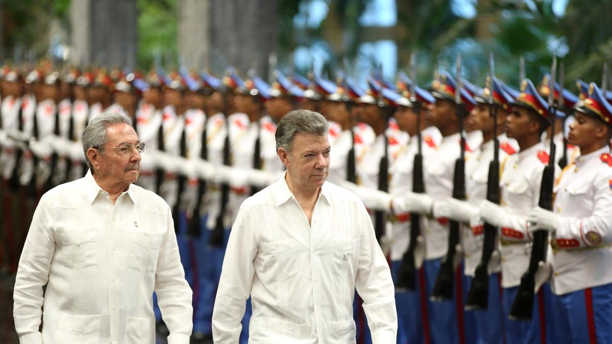 El presidente Raul Castro recibiendo a su homólogo Colombiano en La Havana