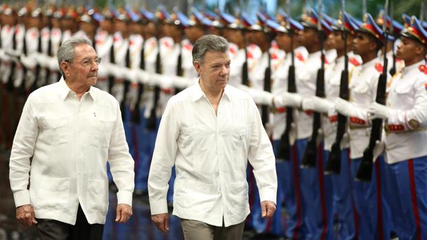 El presidente Raul Castro recibiendo a su homólogo Colombiano en La Havana