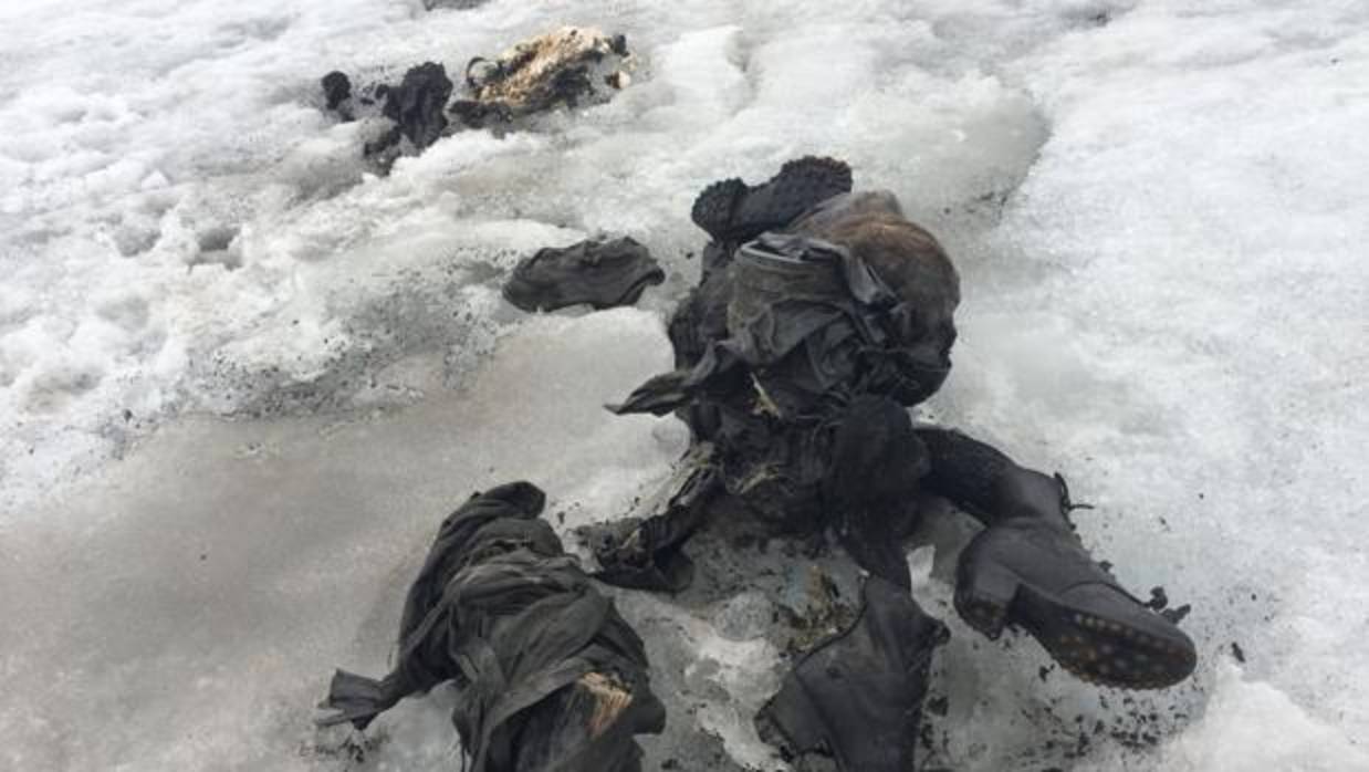 Fotografía cedida hoy, 18 de julio de 2017, por Glacier 3000, que muestra varias prendas de ropa y botas, que podrían ser de Marcelin y Francine Dumoulin