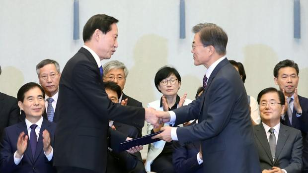 El presidente surcoreano Moon Jae-in (d) nomrando al nuevo minsitro de defensa, Song Young-moon