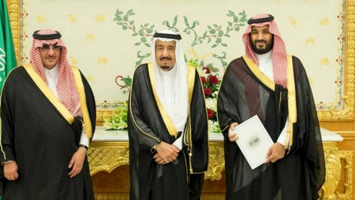 De izquierda a derecha, Bin Nayef, el rey Salman, y Bin Salman, en abril del año pasado en Riad