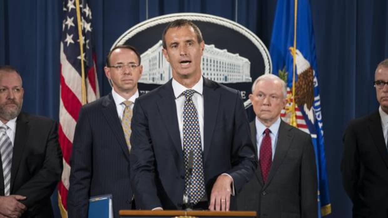 El director ejecutivo de Europol, Rob Wainwright (c); el fiscal general, Jeff Sessions (cd); el fiscal general adjunto estadounidense, Rod Rosenstein (ci); y el director del FBI en funciones, dan una rueda de prensa