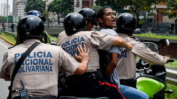 Un joven, detenido durante una protesta contra el Gobierno de Maduro el pasado año