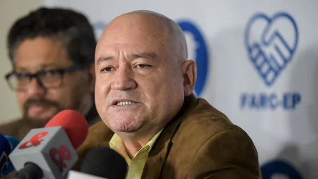 Los comandantes de las FARC Carlos Lozada (dcha) e Iván Márquez (izda) durante el anuncio del nuevo partido político