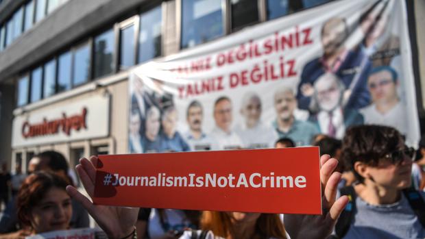 Comienza el juicio en Turquía contra el diario opositor «Cumhuriyet», símbolo de la libertad de prensa