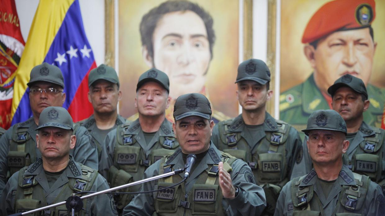 Fotografía cedida por la Agencia Venezolana de Noticias (AVN) que muestra al ministro de la Defensa de Venezuela, Vladimir Padrino, durante una rueda de prensa hoy, miércoles 18 de julio de 2017, en Caracas (Venezuela)