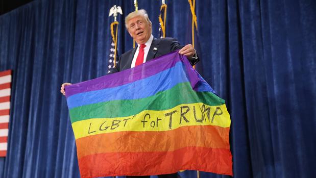 Donal Trump exhibe la bandera LGTB