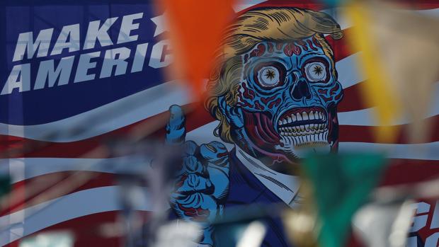 Un cartel con un diseño de un Trump alienígena aparece en las calles de Ciudad de México
