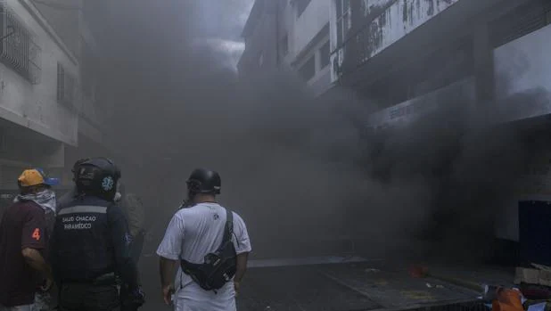 Manifestantes incendian una sede de la Policía Nacional Bolivariana