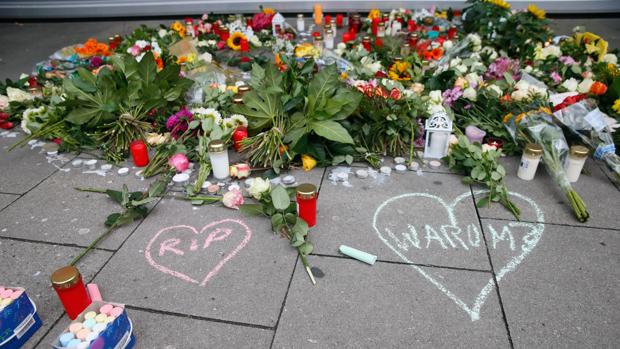 Flores y velas para conmemorar a las víctimas del ataque contra un supermercado de Hamburgo