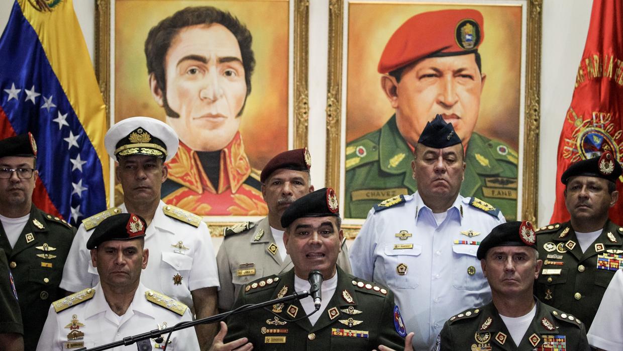 El ministro de Defensa venezolano, Vladimir Padrino, en el centro de la imagen