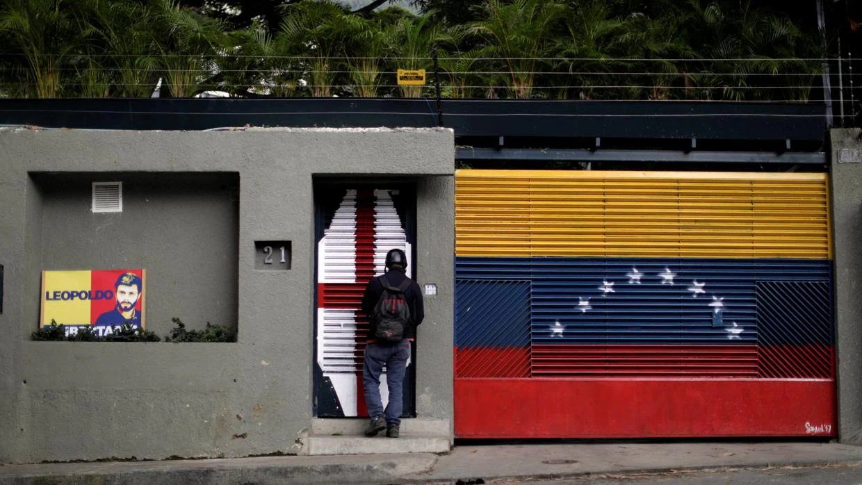 Un hombre a la puerta de la casa del opositor venezolano Leopoldo López
