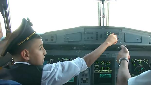 Suspenden a dos pilotos por ceder los mandos a un niño en pleno vuelo comercial en Algeria