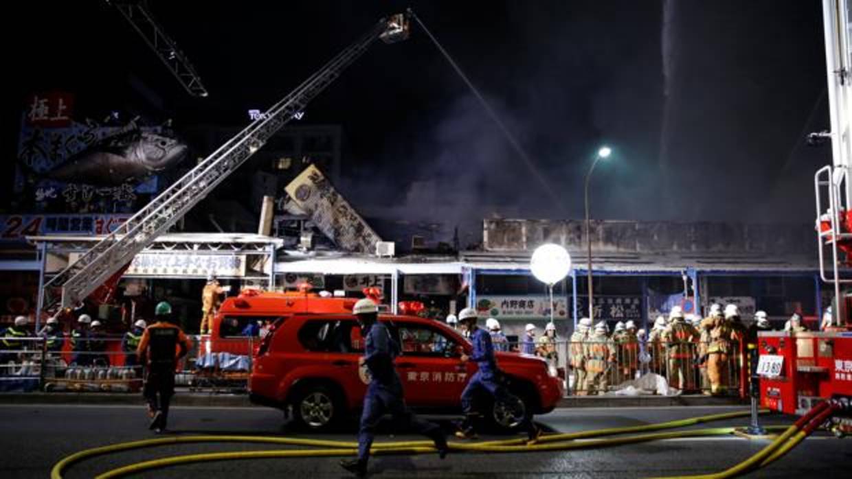 Bomberos sofocan el incendio que este jueves se ha desatado en mercado de pescado de Tsukiji, en Tokio