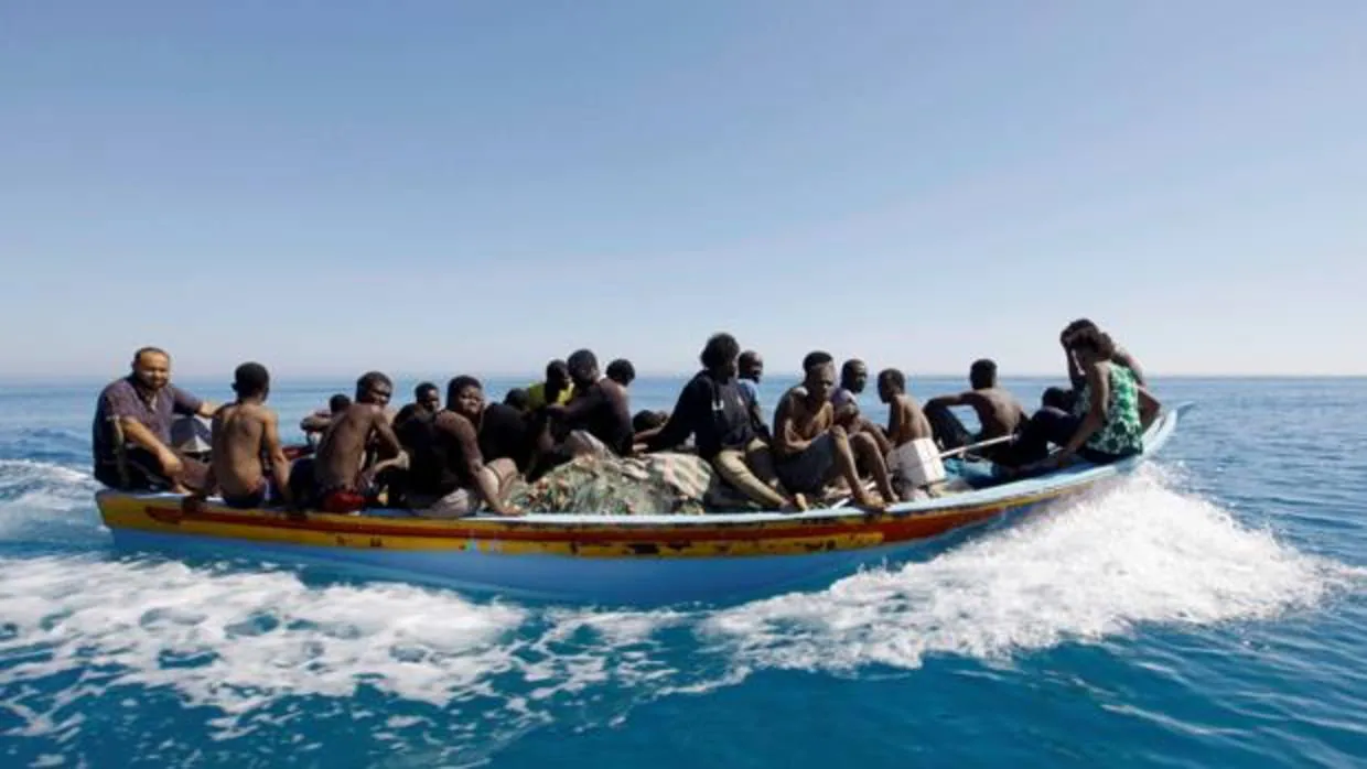Emigrantes ilegales tras zarpar de un puerto de Libia