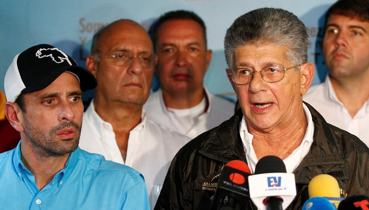 El secretario de Acción Democrática, Herny Ramos Allup, junto al gobernador de Miranda, Hernique Capriles