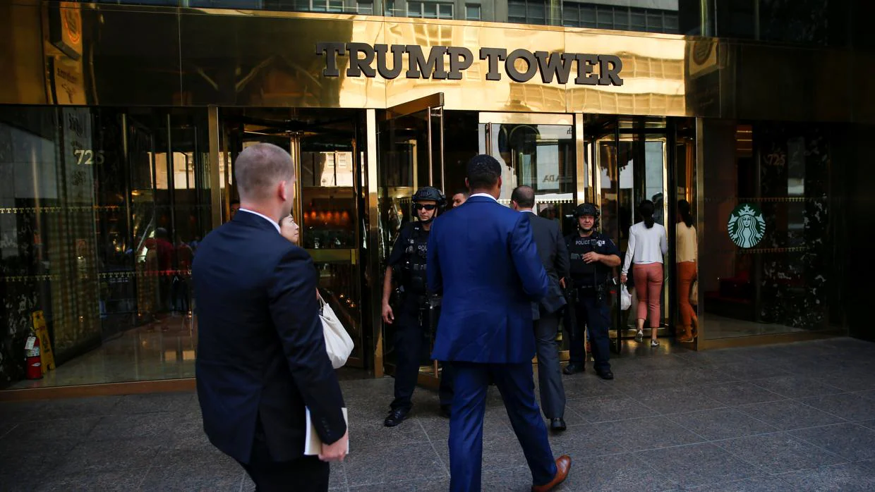 Agentes del Servicio Secreto de Estados Unidos entran en Trump Tower