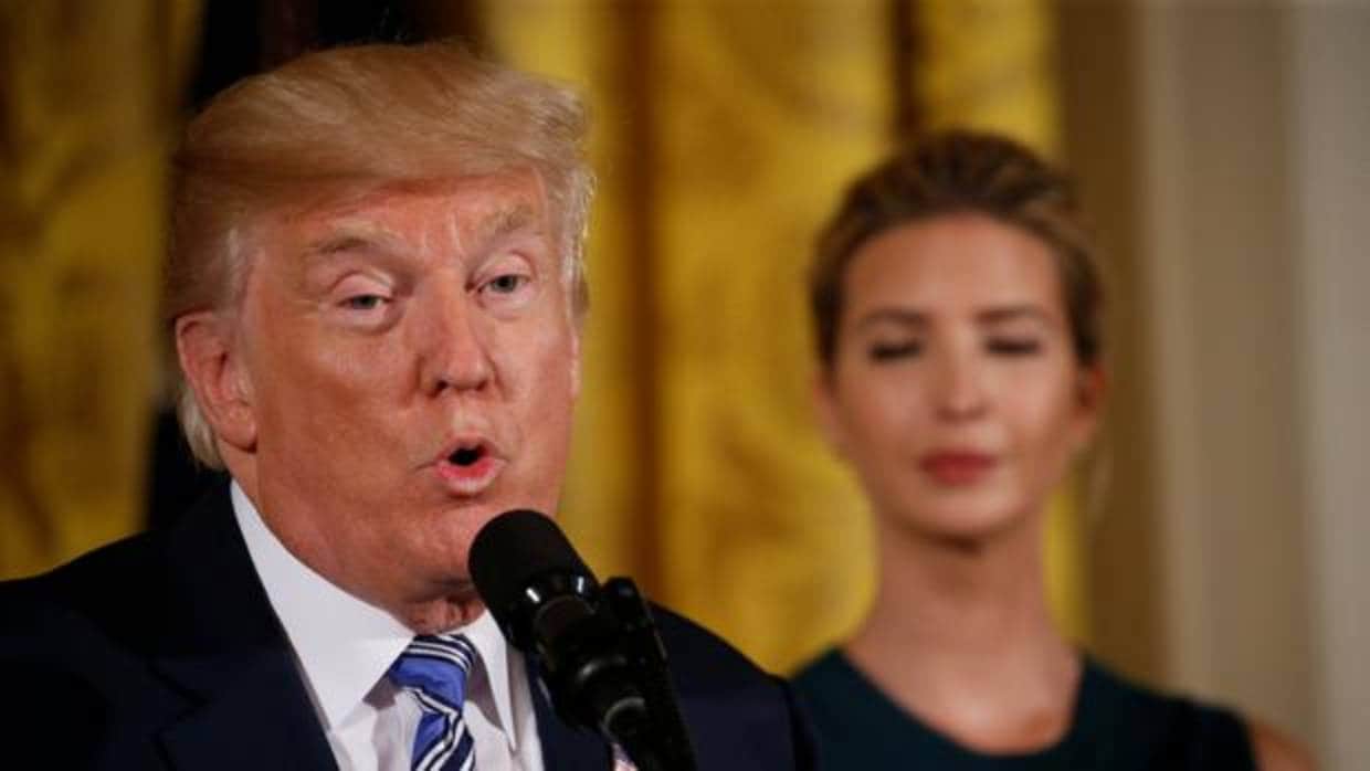 Donald Trump, flanqueado por su asesora e hija Ivanka Trump