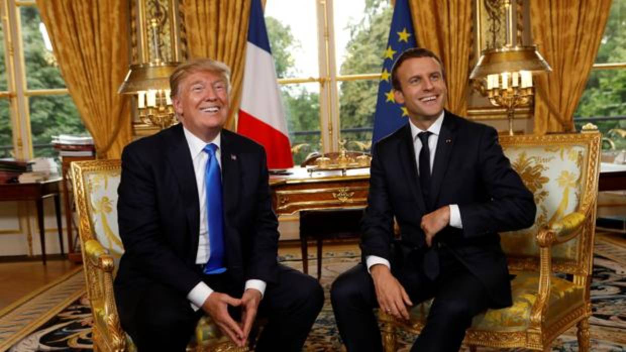 El presidente de Estados Unidos, Donald Trump (i) y el presidente de Francia, Emmanuel Macron (d)