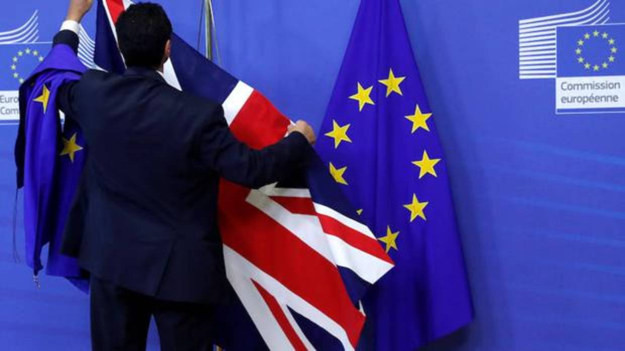 Una bandera del Reino Unido y otra de la Unión Europea en la Comisión Europea