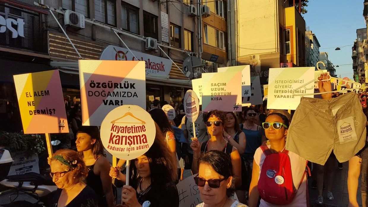 Manifestación de mujeres en el barrio de Kadikoy, en Estambul