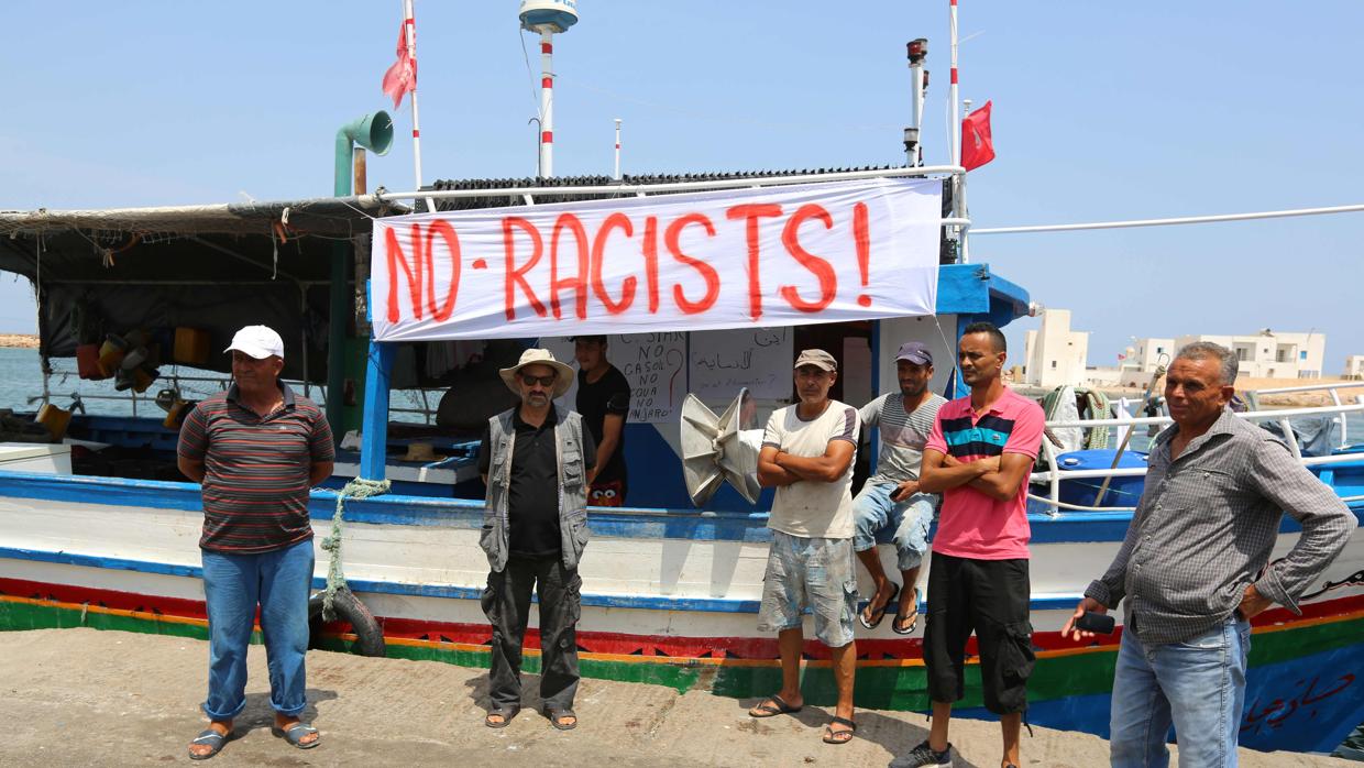 Pescadores tunecinos se reúnen el 6 de agosto de 2017 en el puerto de Zarzis en el sureste de Túnez para protestar contra un posible atraque del buque C-Star