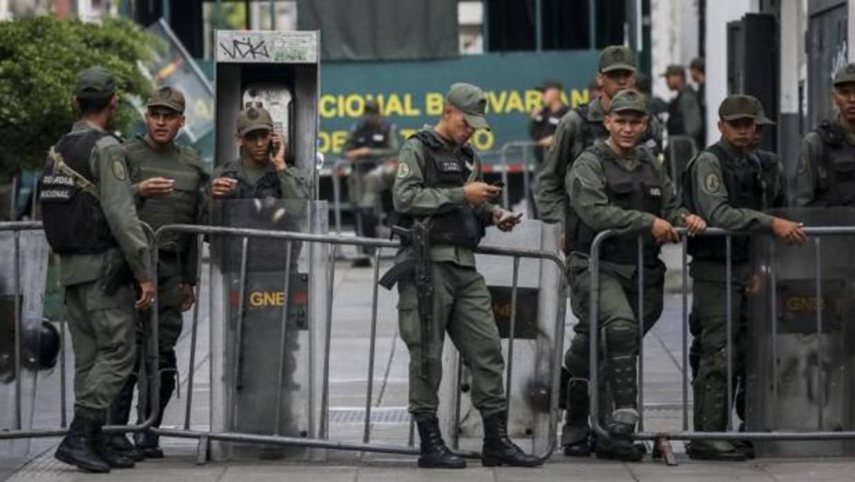 La oposición venezolana denuncia que los militares le han impedido el paso al Palacio Federal Legislativo