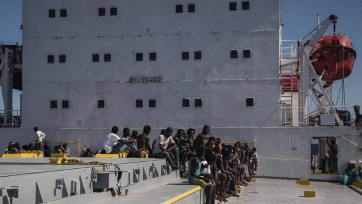 Migrantes esperan a ser trasladados después de ser recogidos por un barco de la ONG Proactiva Open Arms