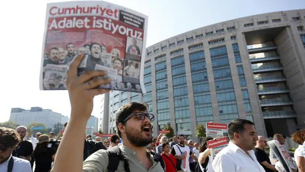 Turquía ordena la detención de otros 35 periodistas