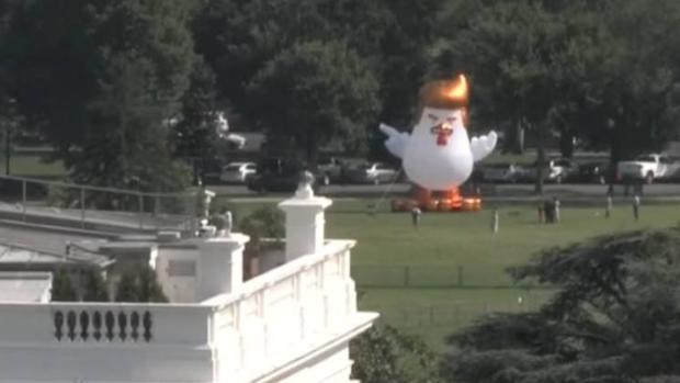 El pollo hinchable con los rasgos de Trump, a la venta por 500 dólares en eBay